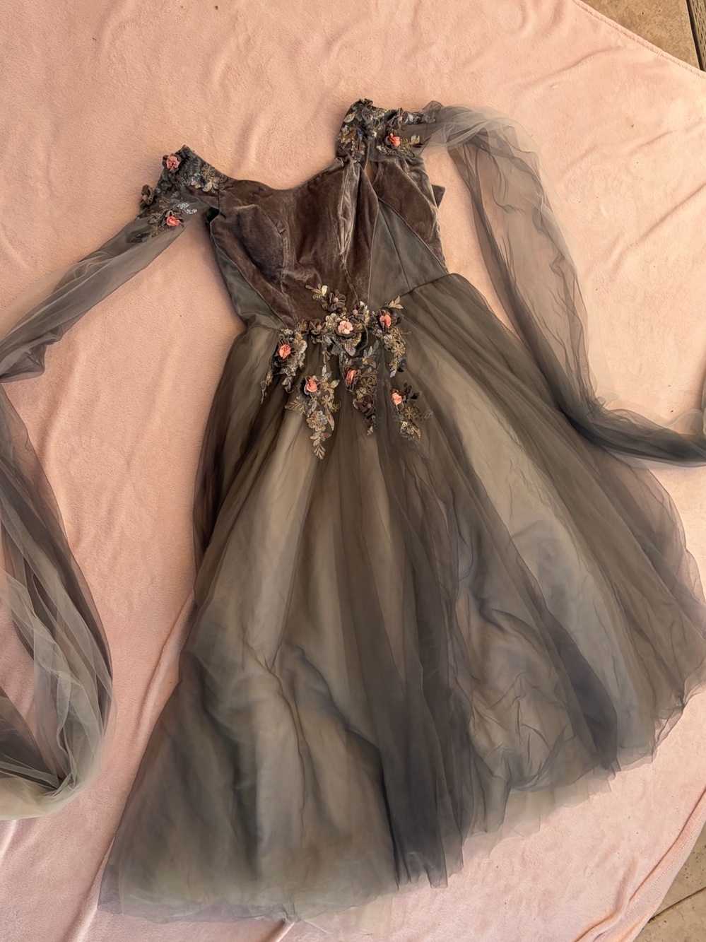 Elegant Off-Shoulder Gray Tulle Evening Dress with Floral Appliqué
